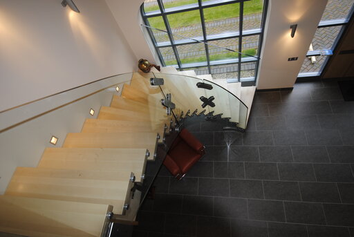 Mistral curve – Escalier en verre incurvé à l'aspect ouvert et sculptural