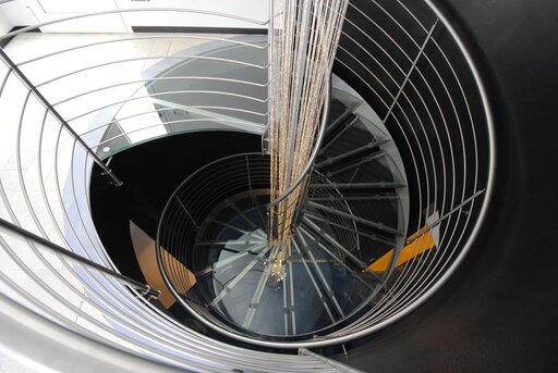 Superior – Escalier en acier courbé aux formes sculpturales marquantes