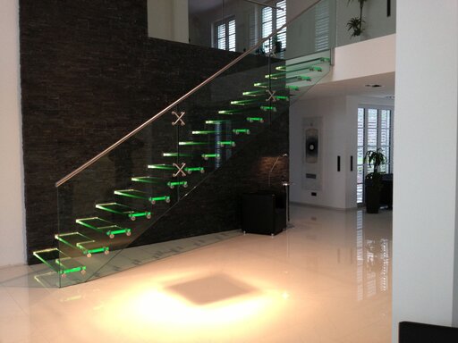 Mistral Glastreppe mit LED - Ganzglastreppe mit LED beleuchtet Stufen gedreht 2