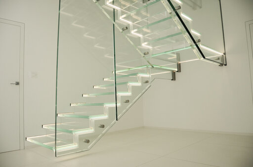 Londra Float - innovative Ganzglastreppe Design von Siller Treppen Glastreppe mit LED 13