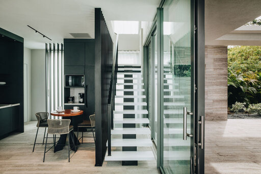 Escalier à limon central – Escalier design sans joints avec une finition Corian haut de gamme