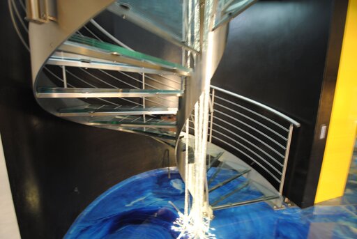 Superior – Escalier en acier courbé aux formes sculpturales marquantes