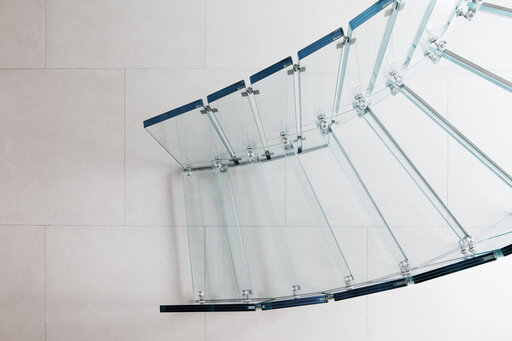 Fly – Escalier en verre incurvé à l'aspect ouvert et sculptural