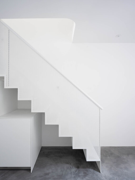 Design industriel 2 – Escalier en acier remarquable, à la présence architecturale affirmée