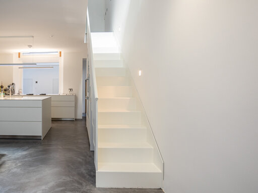 Design industriel 2 – Escalier en acier remarquable, à la présence architecturale affirmée