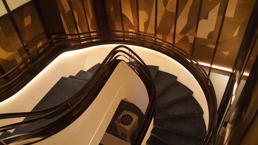 Elegance – Escalier en bois courbé aux lignes fluides et organiques