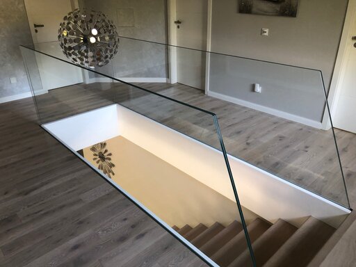 Mistral Edge – Escalier en verre suspendu à l'architecture transparente et légère