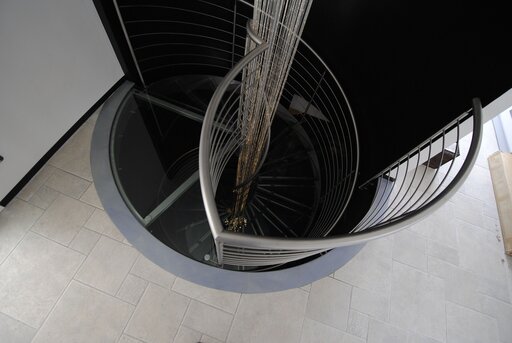 Superior – Escalier en acier courbé aux formes sculpturales marquantes