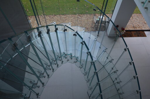Fly – Escalier en verre incurvé à l'aspect ouvert et sculptural