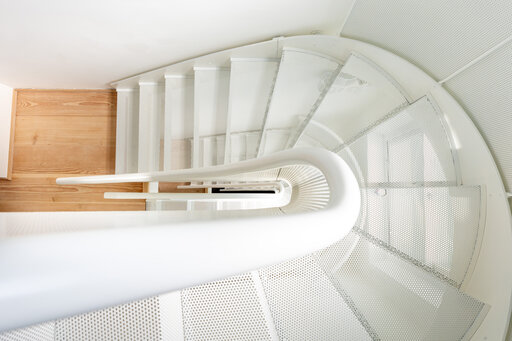 Design industriel 1 – Escalier en acier remarquable, à la présence architecturale affirmée