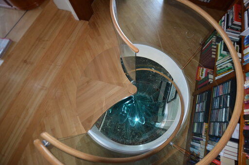 Sky-Screw – Escalier en verre incurvé à l'aspect ouvert et sculptural