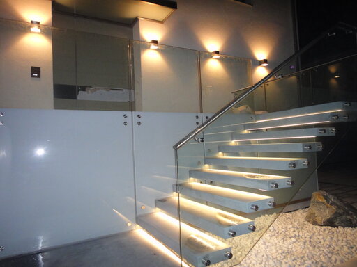 Kragarmtreppe aus Beton - Design Treppe concrete von Nacht