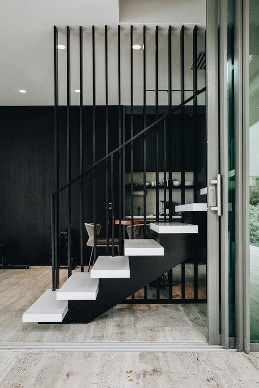 Escalier à limon central – Escalier design sans joints avec une finition Corian haut de gamme