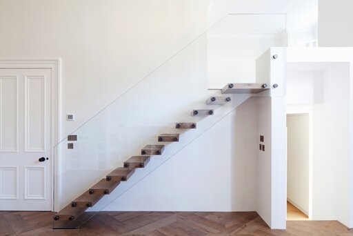 Mistral – Escalier en verre suspendu à l'architecture transparente et légère