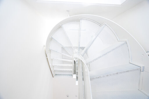 Design industriel 1 – Escalier en acier remarquable, à la présence architecturale affirmée