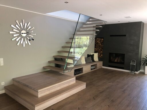 Mistral Edge – Escalier en verre suspendu à l'architecture transparente et légère