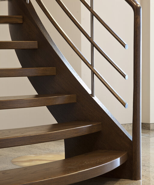 Amsterdam – Escalier en bois courbé aux lignes fluides et organiques
