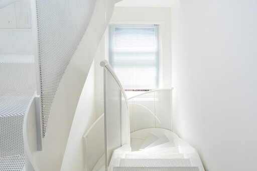 Design industriel 1 – Escalier en acier remarquable, à la présence architecturale affirmée