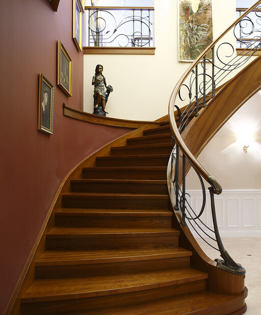 Venedig – Escalier en bois courbé aux lignes fluides et organiques
