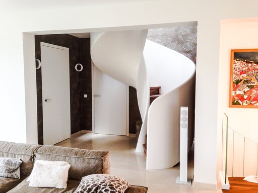Tornado – Escalier en bois courbé aux lignes fluides et organiques