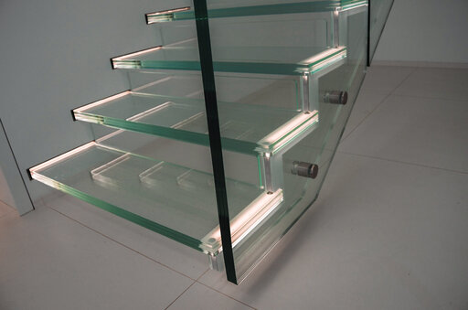 Londra Float - innovative Ganzglastreppe Design von Siller Treppen Glastreppe mit LED 4