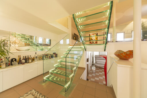 Londra – Escalier suspendu en verre aux lignes épurées et éclairage LED