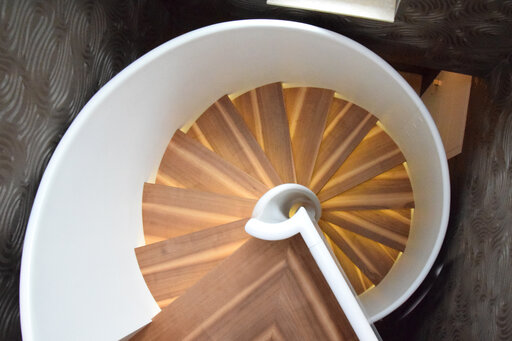 Tornado – Escalier en bois courbé aux lignes fluides et organiques