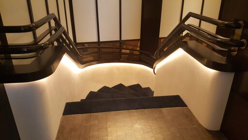 Elegance – Escalier en bois courbé aux lignes fluides et organiques