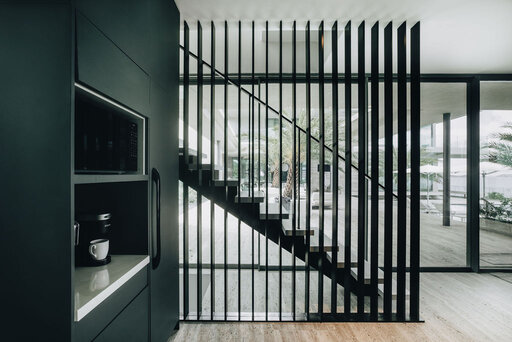 Escalier à limon central – Escalier design sans joints avec une finition Corian haut de gamme