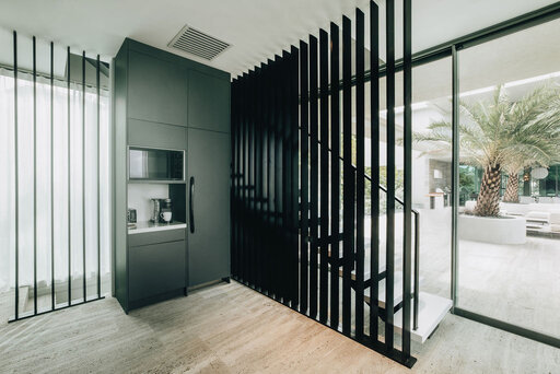 Escalier à limon central – Escalier design sans joints avec une finition Corian haut de gamme