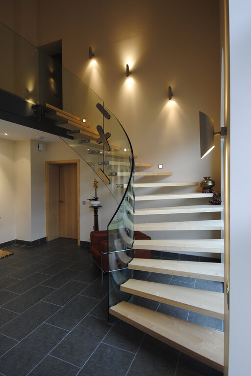 Mistral curve – Escalier en verre incurvé à l'aspect ouvert et sculptural