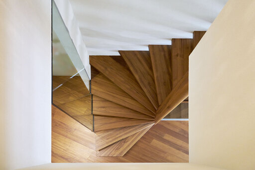Spike – Escalier en verre suspendu à l'architecture transparente et légère