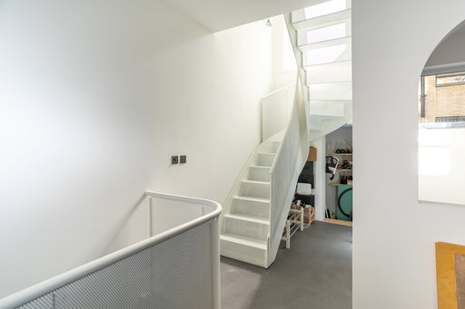 Design industriel 1 – Escalier en acier remarquable, à la présence architecturale affirmée