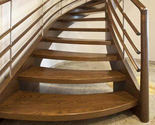 Amsterdam – Escalier en bois courbé aux lignes fluides et organiques