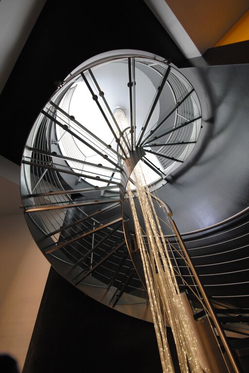 Superior – Escalier en acier courbé aux formes sculpturales marquantes