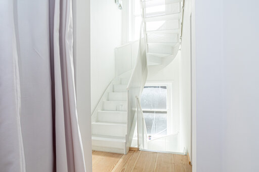 Design industriel 1 – Escalier en acier remarquable, à la présence architecturale affirmée