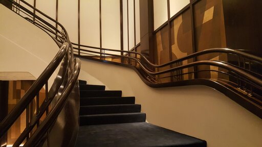 Elegance – Escalier en bois courbé aux lignes fluides et organiques
