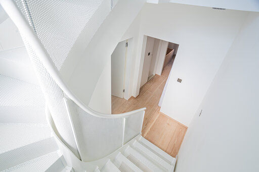 Design industriel 1 – Escalier en acier remarquable, à la présence architecturale affirmée